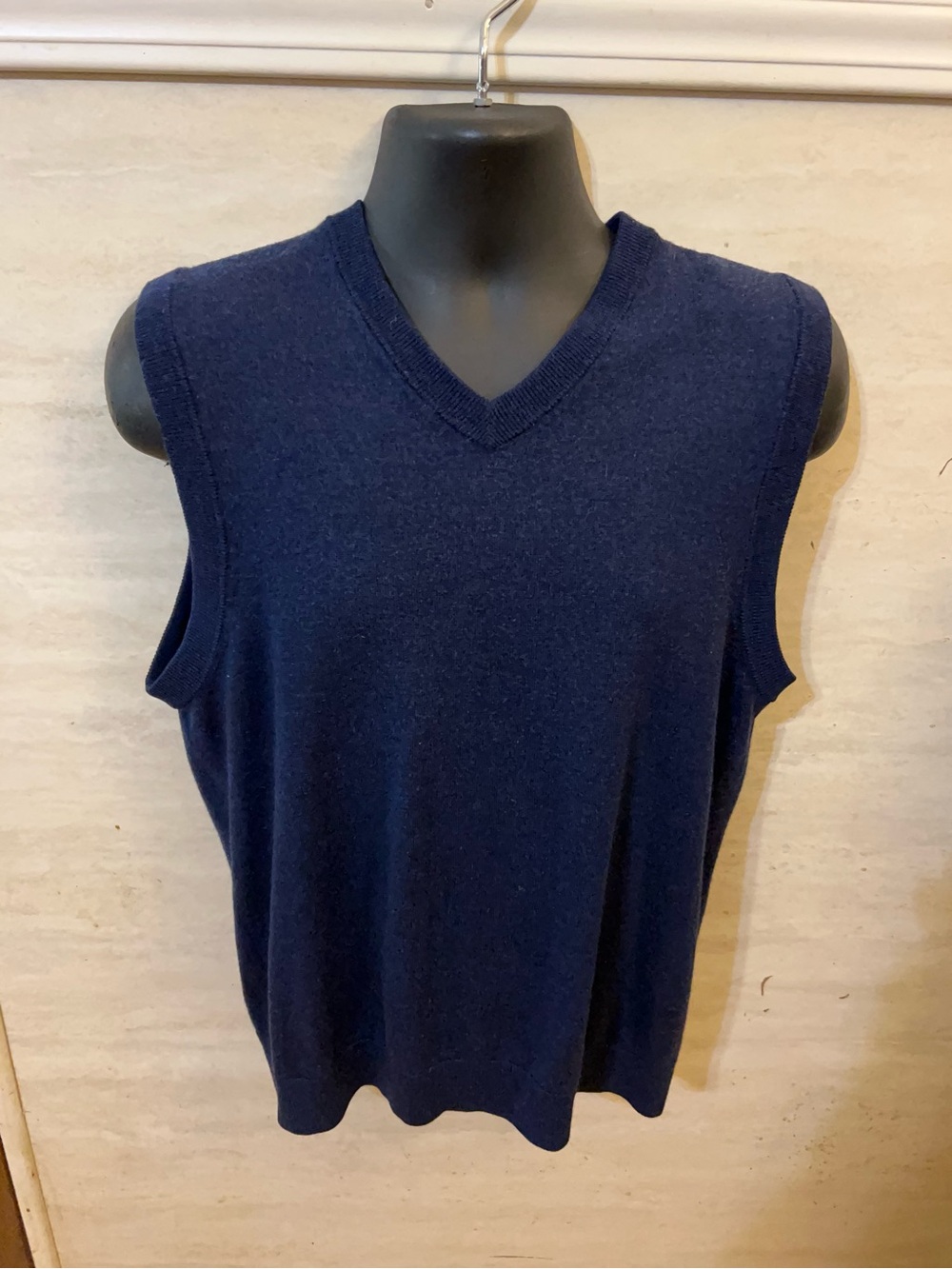 Turnbury Men's V-Neck Extra Fine Merino Wool Sweater Vest in Navy Blue